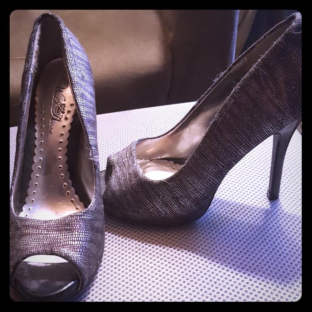 Open toe pumps